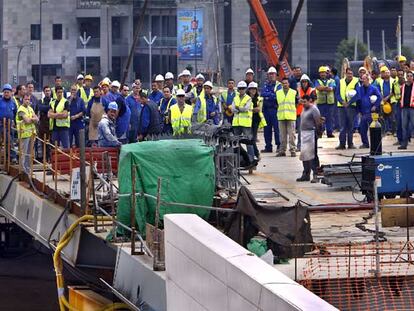 Las obras del puente de Serrería, en la Ciutat de les Arts i les Ciències, también se paralizaron cinco minutos y sus operarios se concentraron en silencio.
Trabajadores en la construcción del nuevo hospital La Fe, durante el paro de ayer.