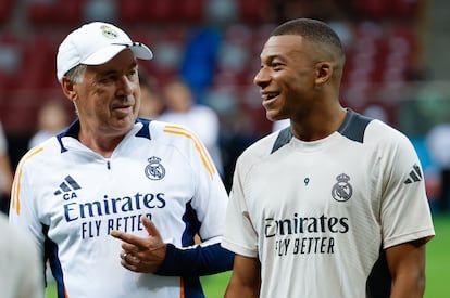 El nuevo delantero del Real Madrid Kylian Mbappé recibe instrucciones de su entrenador, el italiano Carlo Ancelotti.