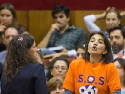 Una trabajadora del 061 protesta en el Parlamento el pasado septiembre.