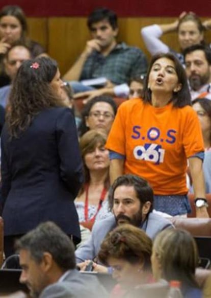 Una trabajadora del 061 protesta en el Parlamento el pasado septiembre.