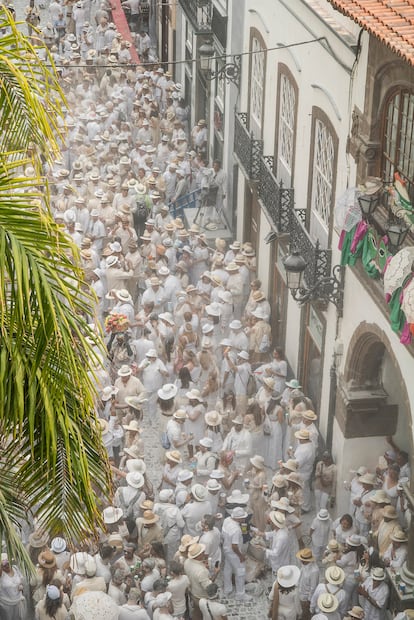 Tras el gran desembarco de la Negra Tomasa, el clímax llega la mañana del Lunes de los Indianos, el día en que Santa Cruz de La Palma se llena con la invasión de centenares de participantes elegantemente vestidos de blanco riguroso y mostrando fajos de billetes ficticios que aluden al dinero que traían los repatriados. A mediodía, nubes de talco vuelan como símbolo de la burla a aquellos indianos que, según una de las leyendas, llegaban cubiertos del polvo del camino o del azúcar de las fábricas cubanas.