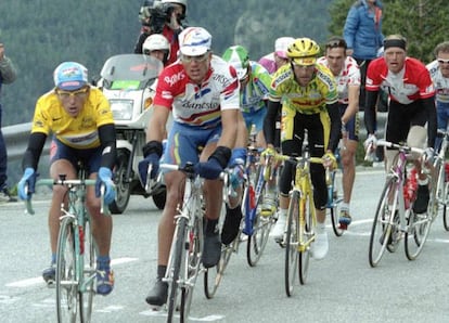 Miguel Induráin (2º por la izquierda), junto a Evgeni Berzin (maillot amarillo), Luc Leblanc, Richard Virenque y Bjorn Riis, durante la etapa con final en Sestrieres, en el Tour de Francia de 1996.