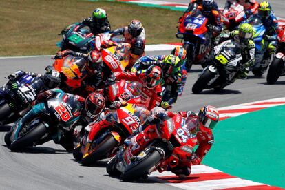 Un momento de la carrera, antes de que Lorenzo se llevara por delante a varios pilotos en una curva.