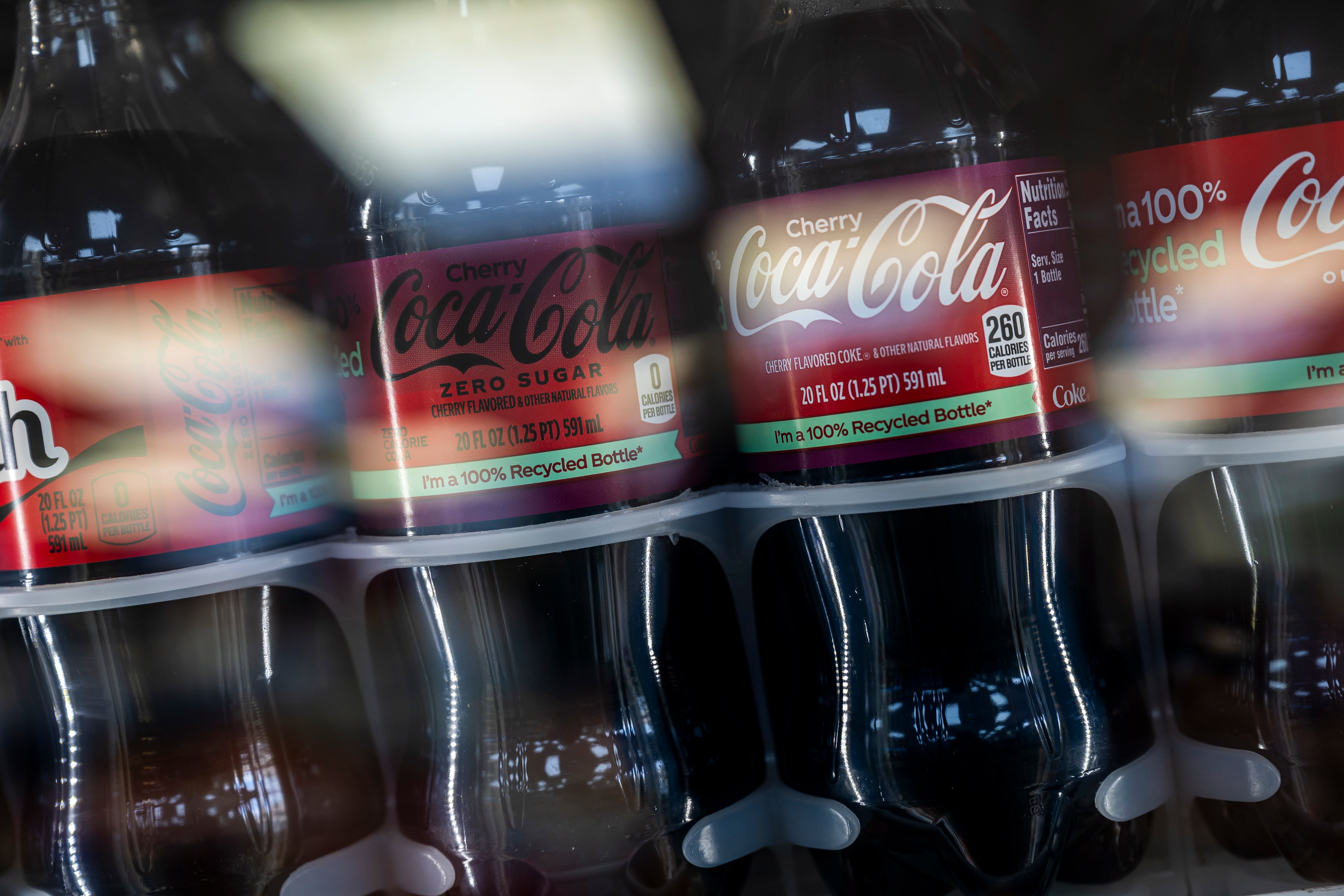Coca-Cola promete una reducción de azúcar en sus bebidas, en plena discusión sobre el alza de impuestos