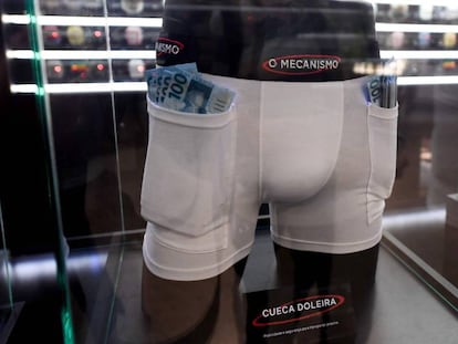 'Cueca doleira' exposta em ação de marketing da Netflix para promover a série 'O Mecanismo', baseada na Operação Lava Jato.