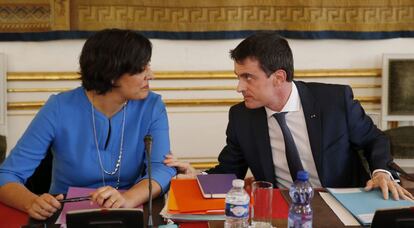 El primer ministro francés, Manuel Valls, y la ministra de Trabajo, Myriam El Khomri, este lunes en París.
