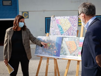 La vicealcaldesa Sandra Gómez y el ingeniero Miquel Barceló muestran los planos del polígono de Vara de Quart, en Valencia.