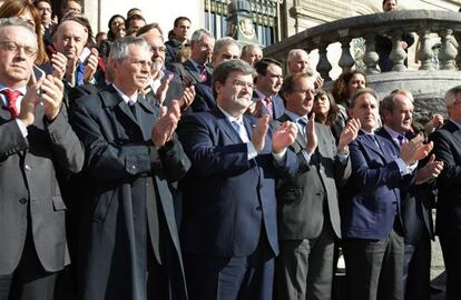 Alfonso Alonso en el centro, junto al alcalde de Bilbao, Juan María Aburto