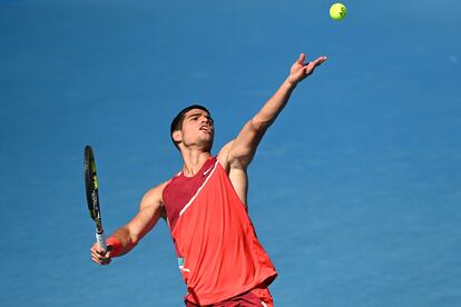 Carlos Alcaraz sirve durante el partido contra Lajovic de la segunda ronda.