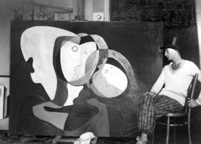 Dalí, en el primer estudio que tuvo en Figueres, junto al cuadro <i>Tres personajes.</i>