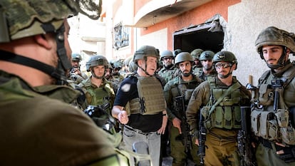 En una imagen distribuida por la oficina del primer ministro, el primer ministro de Israel, Benjamín Netanyahu, este domingo en Gaza con un grupo de soldados israelíes.