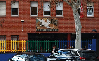 La fachada del CEIP Julián Besteiro, en Móstoles.