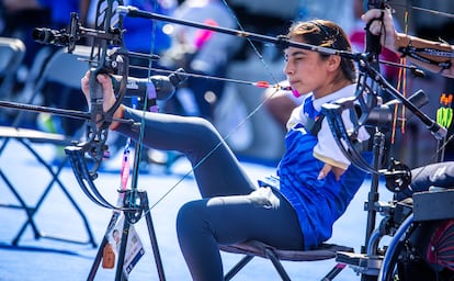 La india Sheetal Devi entrena antes del comienzo de los Juegos Paralímpicos hoy en París, Francia.