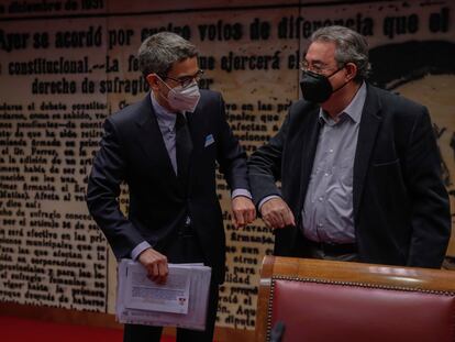 A la izquierda, el secretario de Estado de la Seguridad Social, Israel Arroyo, saluda al responsable de Empleo del PSOE y presidente de la Comisión de Trabajo, Inclusión, Seguridad Social y Migraciones, Toni Ferrer.