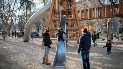 Una familia en un parque infantil de Madrid.