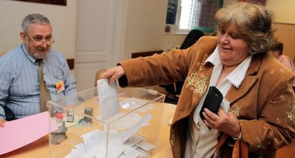 Una mujer vota en la Embajada en Montevideo en las generales de 2011.