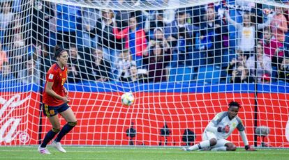 Jennifer Hermoso marca de penalti el segundo gol.