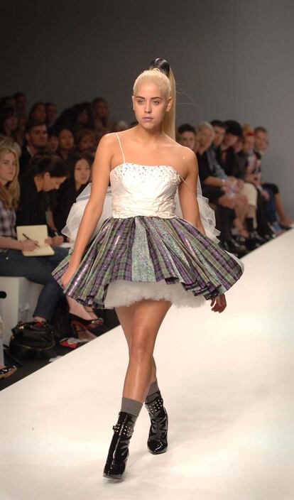 En 2007 debutó sobre la pasarela desfilando para la firma PPQ durante la semana de la moda británica.