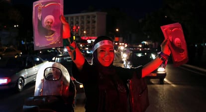 Una seguidora del presidente Rohaní, en una calle de Teherán.