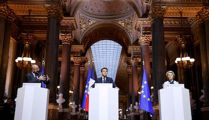 Desde la izquierda, el presidente del Consejo Europeo, Charles Michel, el presidente de Francia, Emmanuel Macron, y la presidenta de la Comisión Europea, Ursula von der Leyen, en su comparecencia tras la cumbre celebrada en Versalles.