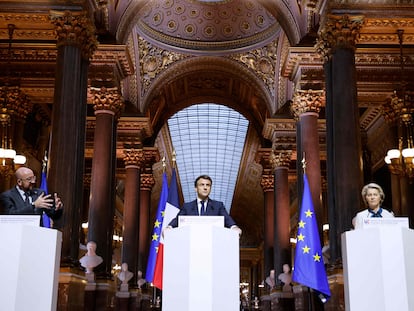 Desde la izquierda, el presidente del Consejo Europeo, Charles Michel, el presidente de Francia, Emmanuel Macron, y la presidenta de la Comisión Europea, Ursula von der Leyen, en su comparecencia tras la cumbre celebrada en Versalles.