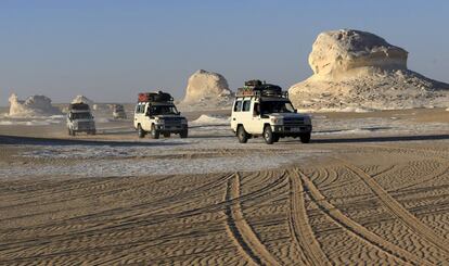 Cuatro vehículos cruzan el desierto en una imagen de mayo de este año. El desierto occidental es frecuentada por varios grupos de turistas, pero es también un refugio para extremistas islámicos.