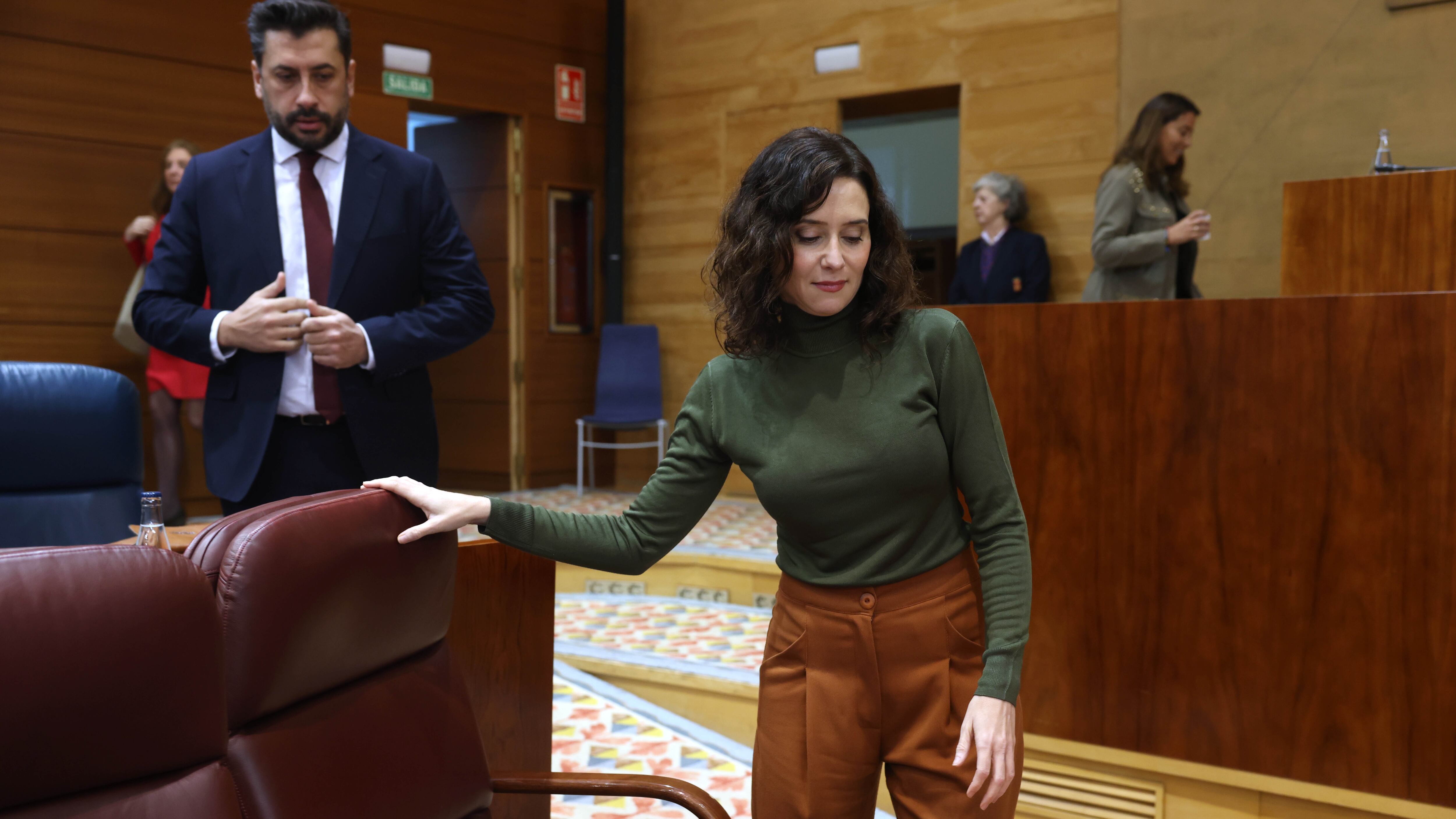 Confusione e tensione per Ayuso dopo denuncia contro sindaco di Móstoles: caso finto