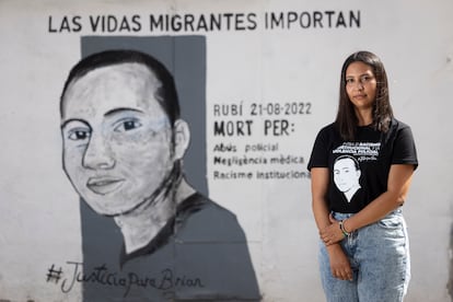 Juliana Tapiero, fotografiada frente al mural en homenaje a su esposo, Brian Ríos, fallecido el 21 de agosto de 2022, en Rubí.