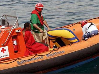 Los servicios de Salvamento Marítimo trasladan hasta Tarifa a un inmigrante que intentó cruzar ayer el Estrecho en una pequeña barca hinchable.