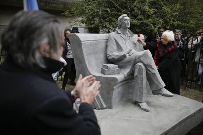 La cantante Susana Rinaldi depositó flores en la estatua de Julio Cortázar en Buenos Aires.