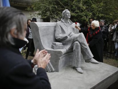 La cantante Susana Rinaldi deposit&oacute; flores en la estatua de Julio Cort&aacute;zar en Buenos Aires. 