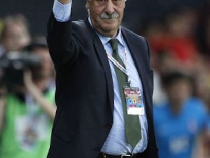 Del Bosque da instrucciones durante el partido.