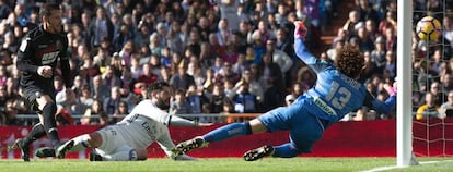 Isco bate a Ochoa para firmar su segundo gol.