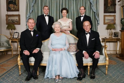 Isabel II y su marido, el duque de Edimburgo, posan junto a sus hijos el 18 de noviembre de 2007 con motivo de sus bodas de diamante.