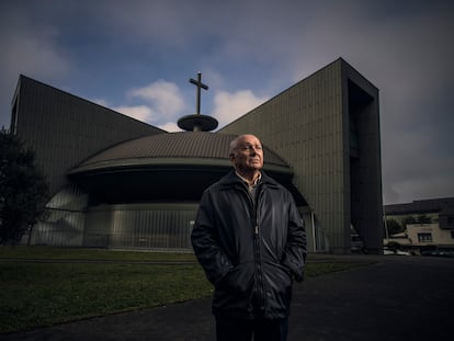 Jesús Gutiérrez, frente a una iglesia, en el barrio de Nueva Montaña, en Santander.