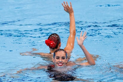 La capitana del equipo de natación sincronizada de España Ona Carbonell en su ejercicio de rutina técnica en el Centro Acuático de Tokio.