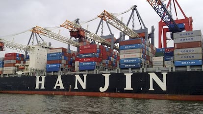 Un buque de carga de la naviera Hanjin bajo varias grúas durante el proceso de carga en el puerto de Hamburgo.