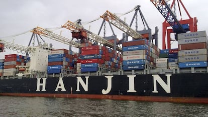 Un buque de carga de la naviera Hanjin bajo varias gr&uacute;as durante el proceso de carga en el puerto de Hamburgo.