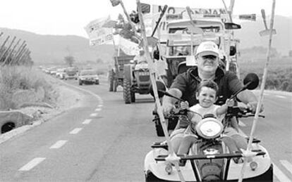 Participantes en la <i>tractorada</i> de protesta en Monòver contra el embalse de Azorín.