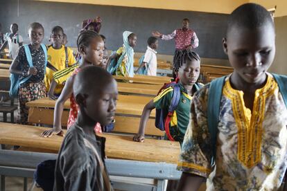 Según el inspector de educación de la ciudad de Ouahigouya, en la región Norte de Burkina Faso, el 40% de los alumnos inscritos para este curso son desplazados internos. Si bien el acceso a la educación es un derecho, las escuelas han duplicado el número de estudiantes y no dan abasto. El Gobierno ha construido Espacios de Aprendizaje Temporal para acoger el alumnado expulsado de sus pueblos.