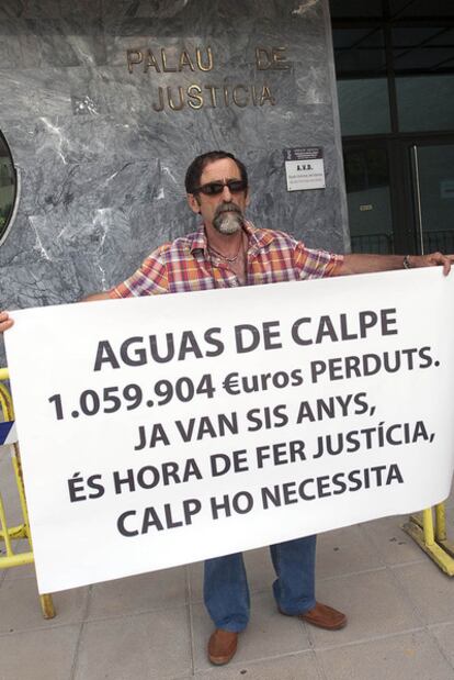 Un representante de la Asociación de Vecinos Penyal d&#39;Ifach ayer ante los juzgados de Dénia