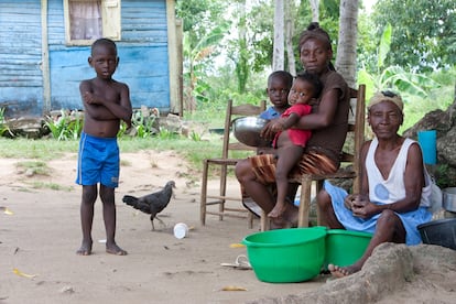 Una familia dominicana, frente a su casa.