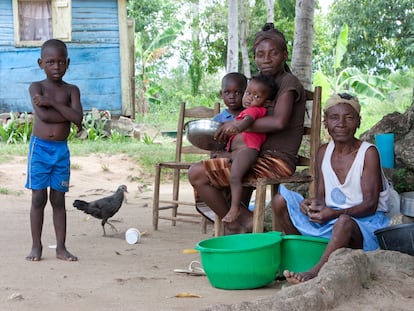 Una familia dominicana, frente a su casa.