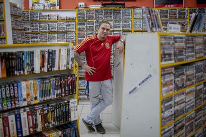 Mario Olavo Campanha, de 36 años, es propietario de un videoclub en el barrio de Lapa, Río de Janeiro, Brasil, el 20 de abril de 2018. Hace dos años, Mario le compró la tienda a su empleador después de darse cuenta de que había demandas insatisfechas en el vecindario de clase media baja, especialmente de los ancianos que no se mantenían al día con la tecnología avanzada y preferían su consejo al elegir películas.