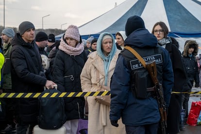 En Moldavia, una de las naciones más pobres de Europa y con 2,6 millones de habitantes, los vecinos de las ciudades cercanas a los pasos fronterizos se encontraron con la llegada masiva de ucranios; miles cada día desde que Putin ordenó el ataque sobre Ucrania. Ellos tampoco sabían cómo proceder