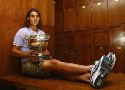 Nadal posa con el trofeo en el vestuario tras su victoria en la final individual masculina contra Federer en Roland Garros, el 8 de junio de 2008.