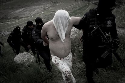 "Continúan los policías", comenta Alejandro Cossío. "A la santa muerte la visten con túnicas blancas. Por eso, en esta foto es como si los agentes fueran escoltándola o acompañados por ella". En la imagen, la policía federal mexicana lleva a un detenido, quien se les enfrentó a balazos junto con otros sicarios.