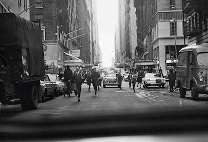 ‘Las multitudes que nos perseguían en ‘A Hard Day's Night’ se basaron en momentos como este. Tomada desde la parte trasera de nuestro auto en West Fifty-Eigth, cruzando la Avenida de las Américas’ (Nueva York, 1964). Imagen incluida en el libro ‘1964. Los ojos de la tormenta’ (Liburuak, 2023). 

 