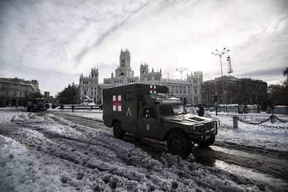 Una ambulancia de las Fuerzas Armadas, tras la nevada fruto del temporal Filomena, en Cibeles, este domingo en Madrid. La Comunidad de Madrid ha mantenido desplegado en las últimas 48 horas un dispositivo de coordinación con los 179 municipios de la región para atender 'varios centenares' de contingencias, necesidades y resolución de emergencias derivadas por la borrasca Filomena y la nevada que ha afectado especialmente al centro de la Península, según han explicado fuentes del Ejecutivo autonómico.