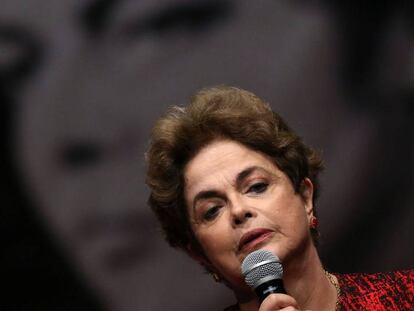 Dilma diante de sua foto durante depoimento na ditadura.